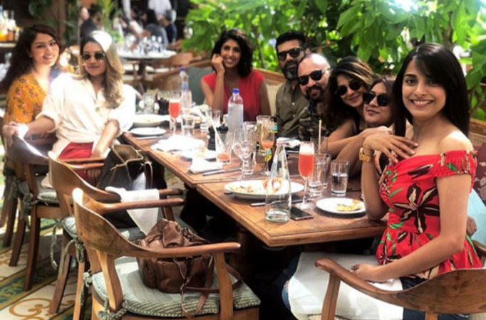 Bepannah actress Jennifer Winget enjoys Sunday lunch with friends 