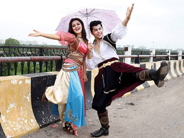 Alladin’s Siddharth Nigam and Avneet Kaur enjoy rains in Lucknow