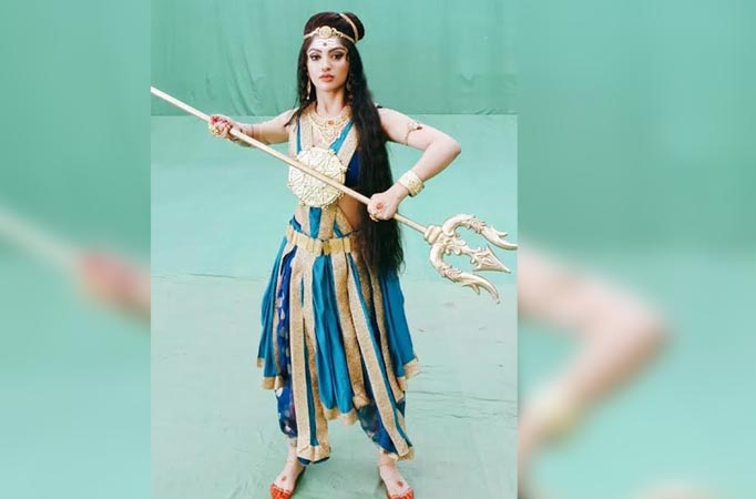 Akanksha Puri shoots with real weapons for Vighnaharta Ganesh