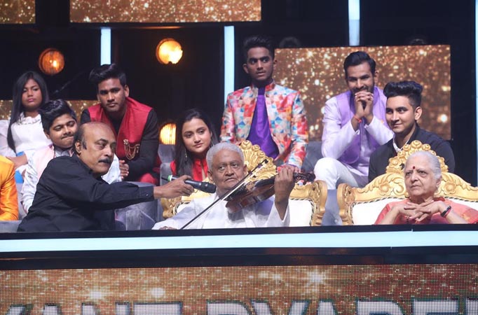 Pyarelal Ji plays violin on the stage of Indian Idol Season 11