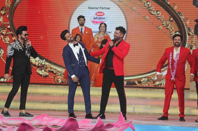 The Zee Family celebrates Ravi Dubey’s wedding anniversary at Zee Rishtey  Awards 2019!!