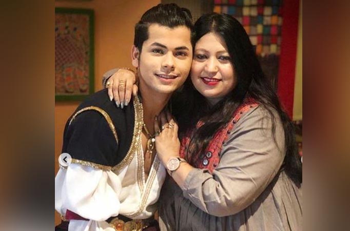 Twinning and winning! Siddharth Nigam and his mom dressed up in stylish avatars