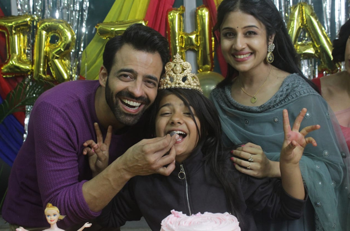 'Chikoo Ki Mummy Durr Kei': Vaishnavi Prajapati bids adieu to 2021 with her birthday celebration, the whole cast joins in 