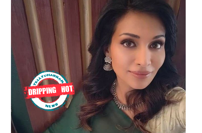  DRIPPING HOT! Flora Saini looks Super sexy in saree