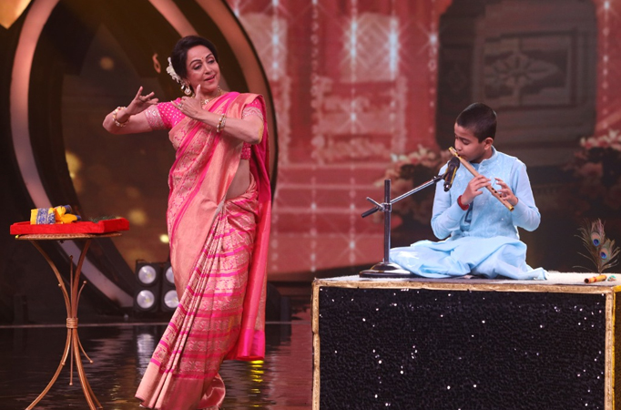 Hema Malini gives a special gift to flautist Anirban on COLORS’ ‘Hunarbaaz Desh Ki Shaan’