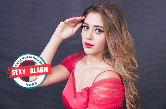 Sexy Alarm! Hiba Nawab looks super sizzling in short dresses