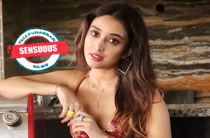 SENSUOUS! Priyamvada Kant is soaring temperature in saree 