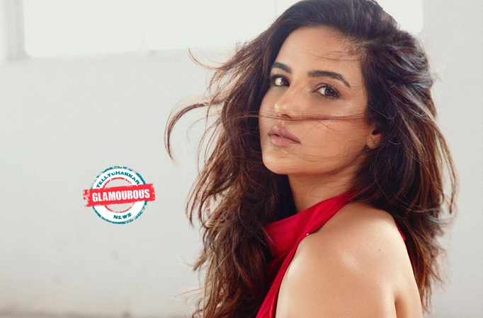 Glamourous! Jasmin Bhasin looks drop dead gorgeous in these red outfits 