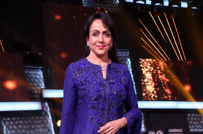 The epitome of beauty & grace, Hema Malini sings ‘Zindagi ek safar hai suhana’  for Superstar Singer 2 contestant Samaira Mahaja