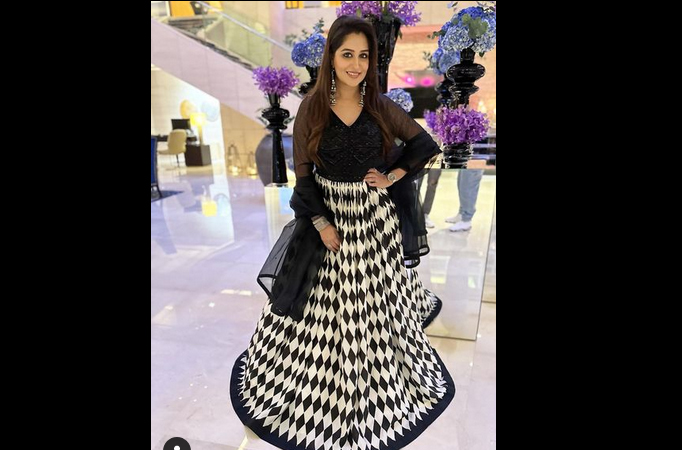 Dipika Kakar warns a fan to stay away for THIS shocking reason; check out video