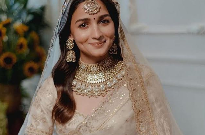 Check out these classic wedding makeup pointers inspired by the B-town divas 