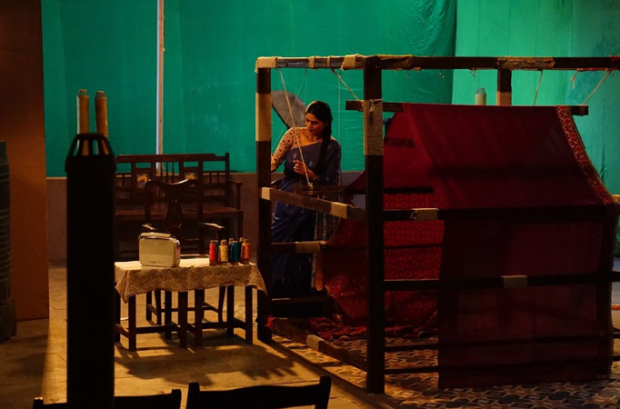 Inspired by a scene from the show, Karuna Pandey aka Pushpa of Sony SAB’s Pushpa Impossible, learns the art of weaving