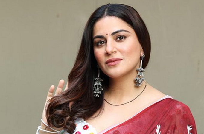 Shraddha Arya aka Preeta looks gorgeous in sarees, here’s proof