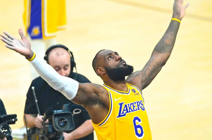 This is the shot that LeBron James hit to succeed Kareem Abdul-Jabbar’s record to become all-time lead scorer in NBA