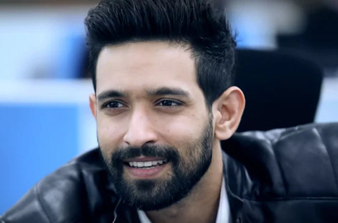 Handsome! Vikrant Massey is seen taking some dapper selfies of himself, take a look