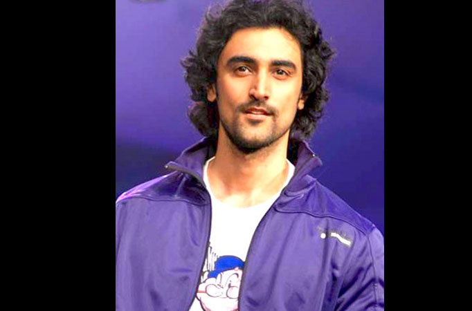 Hot! Kunal Kapoor looks extremely desirable in these shirtless looks, check out the pictures here