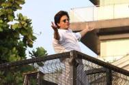 Shah Rukh Khan makes an appearance to wish fans from Mannat