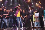 Ajay Atul's Zingaat performance with Kaivalya Kejkar on the stage of Indian Idol Season11