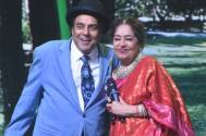  Dharmendra, Kirron Kher enact a scene from 'Sholay' on 'India's Got Talent'