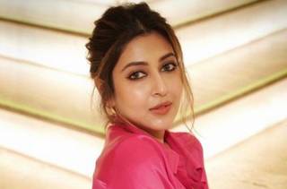 Actress Sonarika Bhadoria shares beautiful pictures from her Roka ceremony; says, “Got myself the gift…”