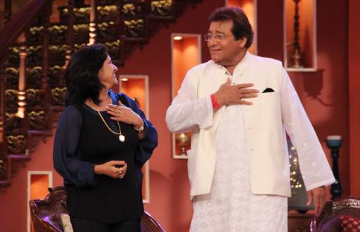 Vinod Khanna with his fan on the sets of Comedy Nights With Kapil