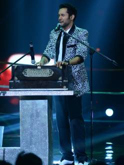 Jeffery performing on India's Raw Star