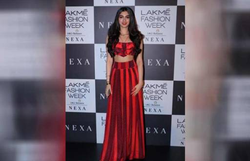 Karishma Kapoor and other stars  close show for Arpita Mehta at LFW 