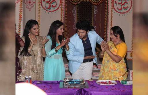 Namish Taneja celebrates birthday with his cast of Main Maayke...