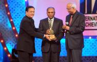 Rana Kapoor and Dr.Raghunath Mashelkar awarding Dr.Subra Suresh during the International Indian Achiever's Award 2014