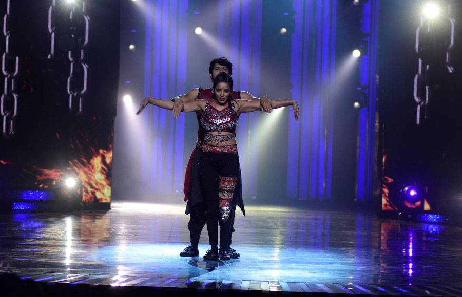 Mohit - Sanaya performing on the sets of Nach Baloye 8